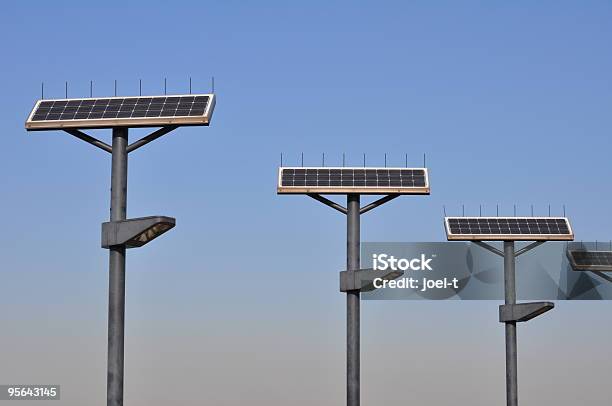 Street Lamps Alimentado Con Energía Solar Foto de stock y más banco de imágenes de Acción por el clima - Acción por el clima, Azul, Calle