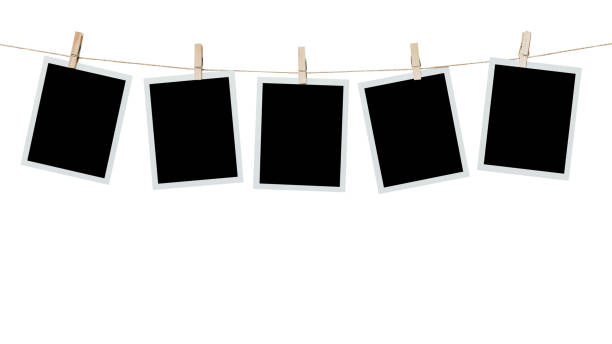 pięć ramek na zdjęciach pustych wiszących na izolowanej bieli ze ścieżką przycinającą. - clothesline zdjęcia i obrazy z banku zdjęć
