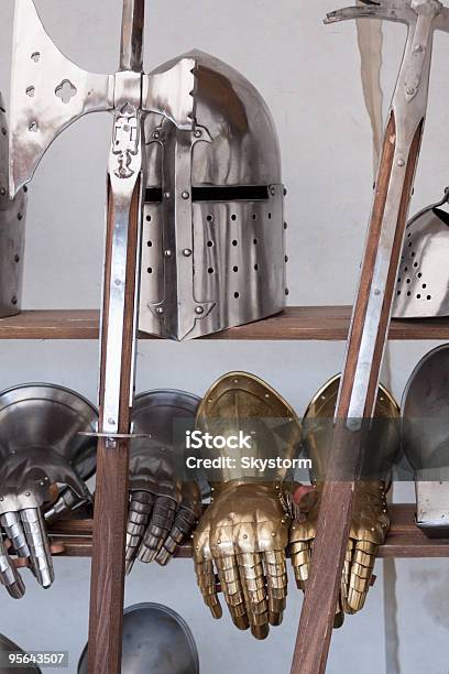 Medieval Armas Protección Foto de stock y más banco de imágenes de Accesorio de cabeza - Accesorio de cabeza, Acero, Aire libre