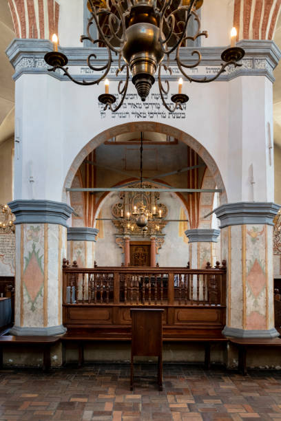 interior del edificio de la histórica sinagoga - torah ark fotografías e imágenes de stock