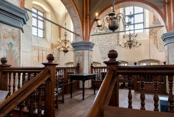 interior del edificio de la histórica sinagoga - torah ark fotografías e imágenes de stock