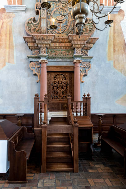 интерьер исторического большого здания синагоги - torah ark стоковые фото и изображения