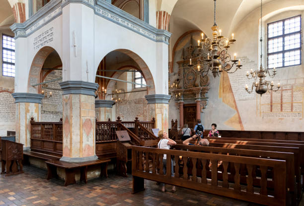 interior del edificio de la histórica sinagoga - torah ark fotografías e imágenes de stock