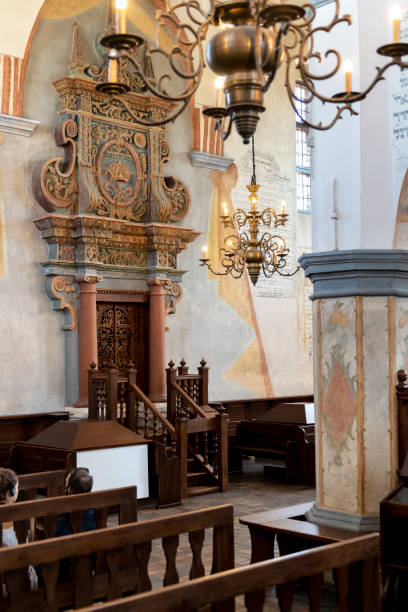 интерьер исторического большого здания синагоги - torah ark стоковые фото и изображения