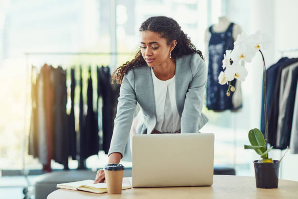 este es su sueño y trabajó duro para él - owner boutique store retail fotografías e imágenes de stock