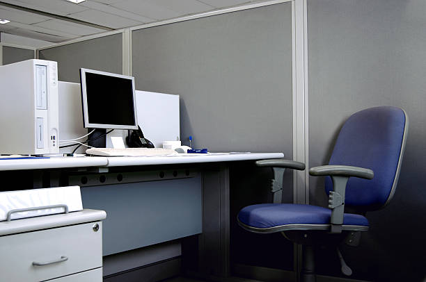 de bureau - cubicle using computer computer office photos et images de collection