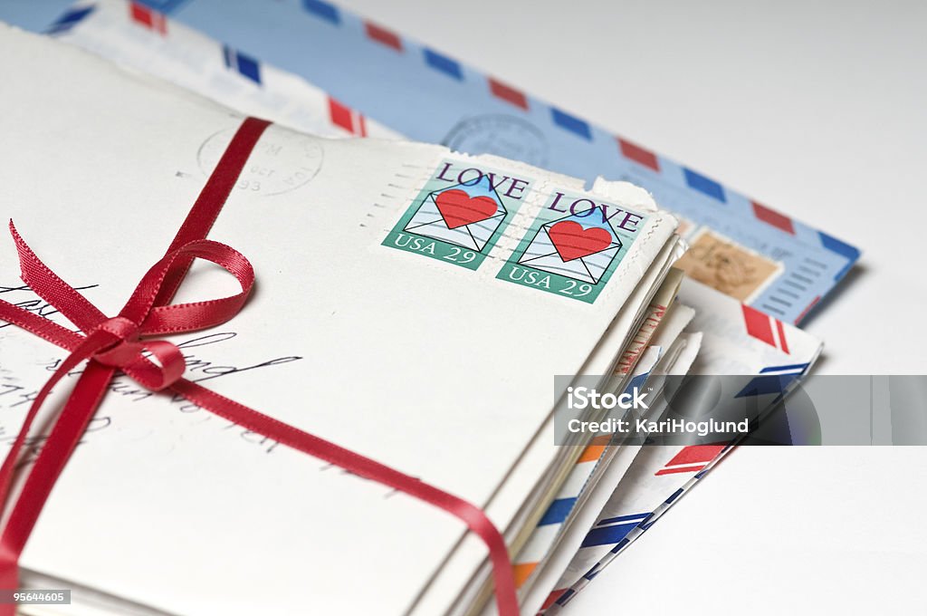 Love Letters attaché avec un ruban rouge - Photo de Lettre d'amour libre de droits