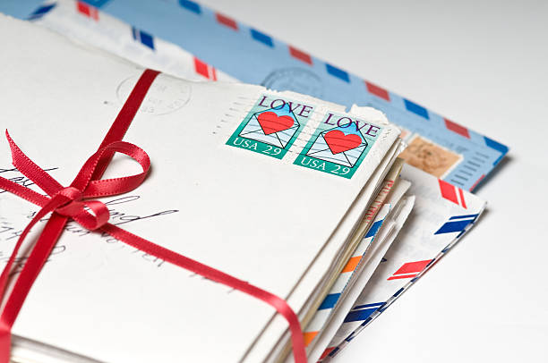 사랑입니다 편지들이 결부되어 빨간색 리본상 - postage stamp horizontal nobody photography 뉴스 사진 이미지