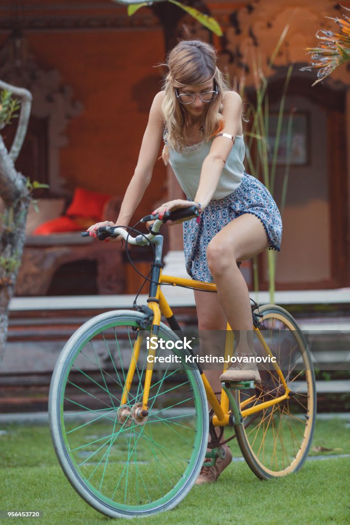 Với chiếc xe đạp của cô gái này, bạn sẽ không khỏi ngưỡng mộ vẻ đẹp thanh lịch và giản dị của nó. Cô ấy trông thật tuyệt vời khi điều khiển chiếc xe đạp này, kết hợp với một bộ trang phục phù hợp tạo nên một phong cách độc đáo.