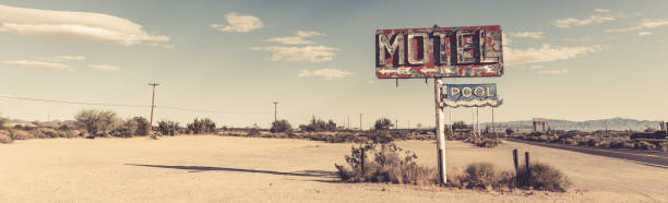 a dilapidated, vintage motel sign in the desert of arizona - sign old fashioned motel sign retro revival imagens e fotografias de stock