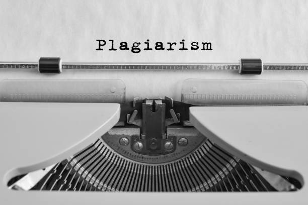 mecanografiado de plagio en una vieja máquina de escribir. - typewriter letter o old typewriter key fotografías e imágenes de stock