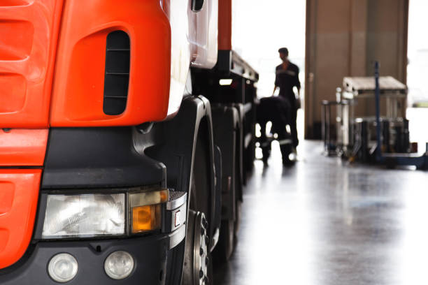mecânico de automóveis verificando o caminhão na garagem, foco seletivo - shipping car freight transportation commercial land vehicle - fotografias e filmes do acervo