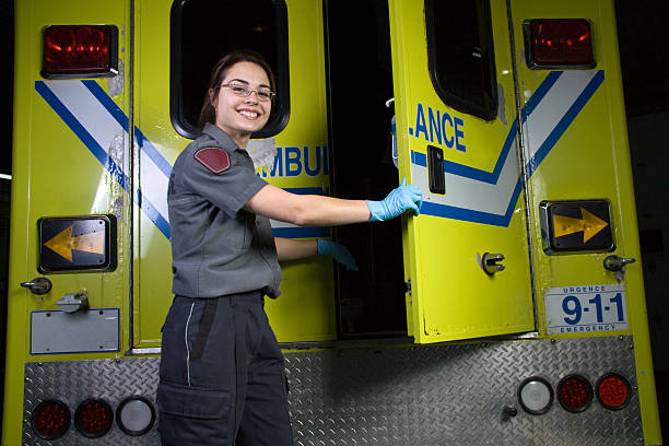 istock Paramedic Woman Door 95648362