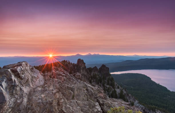 explosión de puesta de sol sobre las rocas en el pico de paulina - mountain mountain peak oregon on top of fotografías e imágenes de stock