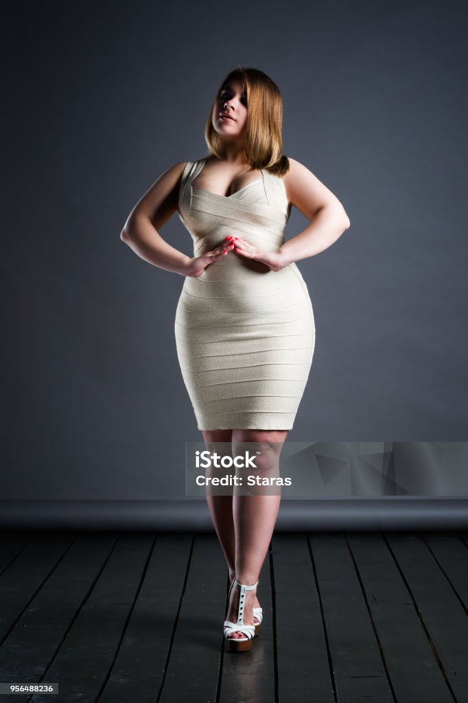 플러스 사이즈 패션 모델 드레스 뚱뚱한 여자 회색 스튜디오 배경에서과 체중 여성의 몸 관능에 대한 스톡 사진 및 기타 이미지 - 관능,  섹스 심벌, 곡선 - iStock 플러스 사이즈 패션 모델 드레스 뚱뚱한 여자 회색 스튜디오 배경에서과 체중 여성의 몸 관능에 대한 스톡 사진 및 기타 이미지 - 관능,  섹스 심벌, 곡선 - Istock