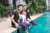 malaiische-familie-am-pool-im-schwimmer.jpg?b=1&s=170x170&k=20&c=woFiv2wmiZVJZXxVInZ6u2hFaI0erTlImRkk4oGvWok=