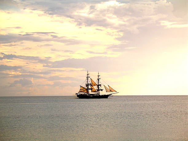 tall schiff segeln - brigantine sailing ship old nautical vessel stock-fotos und bilder