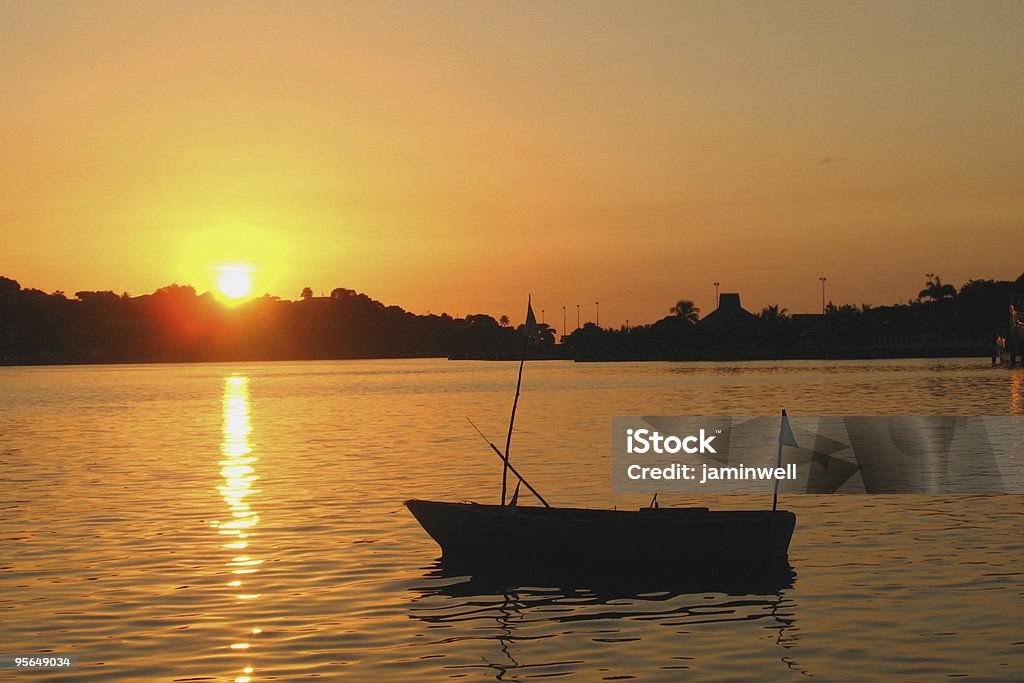 Ruhige silhouette von einem Boot auf golden Wasser - Lizenzfrei Abgeschiedenheit Stock-Foto