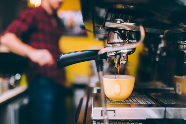 máquinas de espresso verter recién elaborado cerveza café en la tienda de café. camarero y barman detalles - espresso coffee cream coffee shop fotografías e imágenes de stock