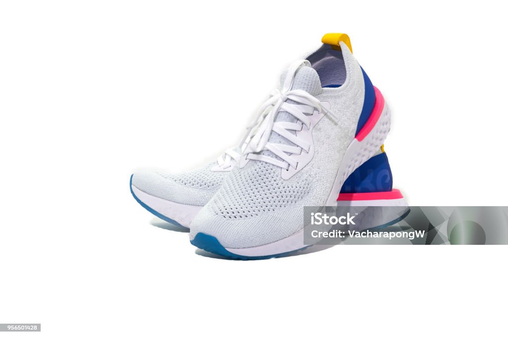 Chaussures de sport sur fond blanc isolé - Photo de Paire de baskets libre de droits