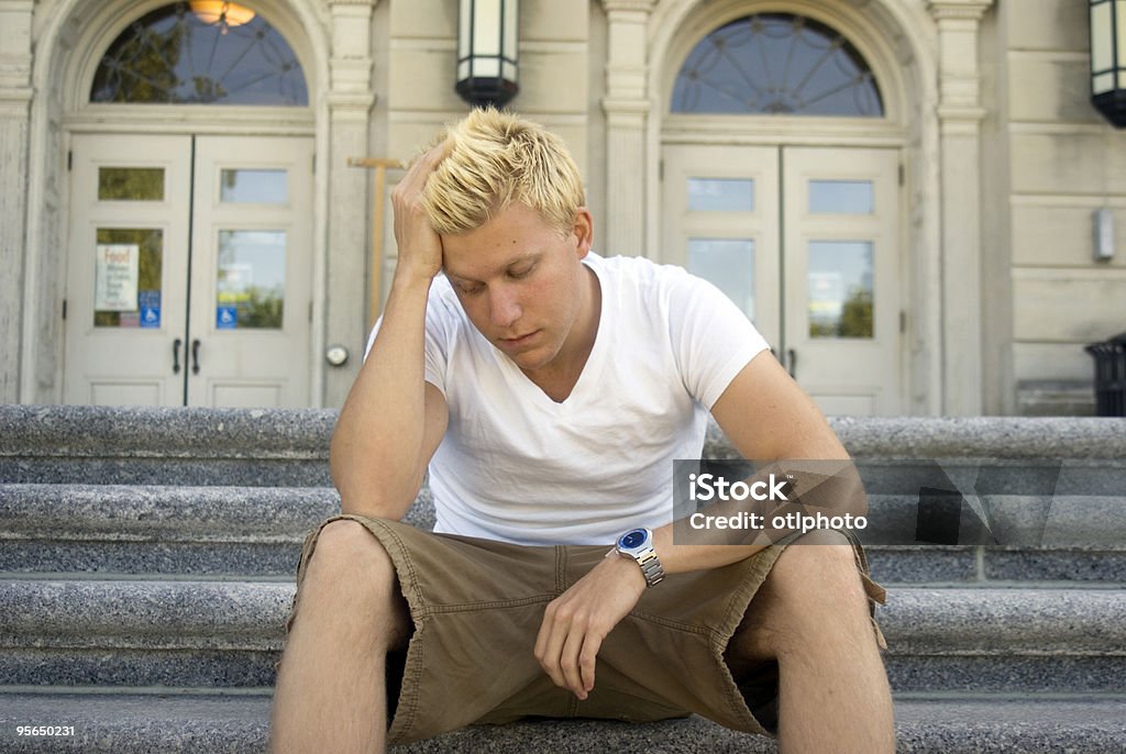 Uomo anziano depresso college maschile - Foto stock royalty-free di Capelli biondi