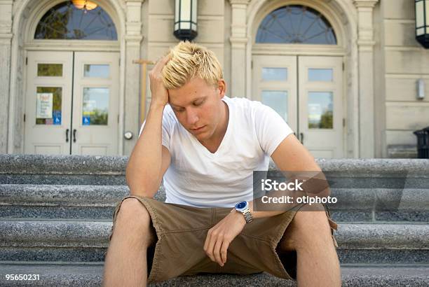 Deprimido Universitário Masculino - Fotografias de stock e mais imagens de Cabelo Louro - Cabelo Louro, Homens Jovens, Solidão