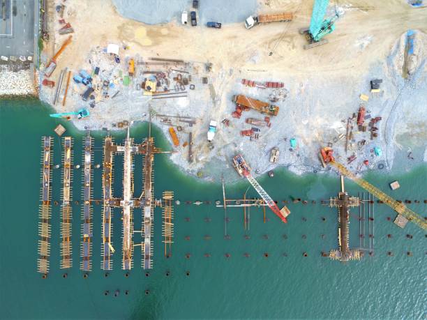 porto porto e beliches em construção na marinha. - industrial ship dock worker engineer harbor - fotografias e filmes do acervo