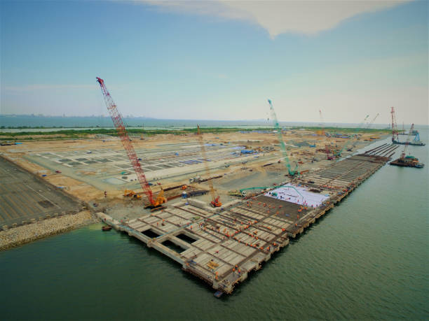 porto porto e beliches em construção na marinha. - industrial ship dock worker engineer harbor - fotografias e filmes do acervo