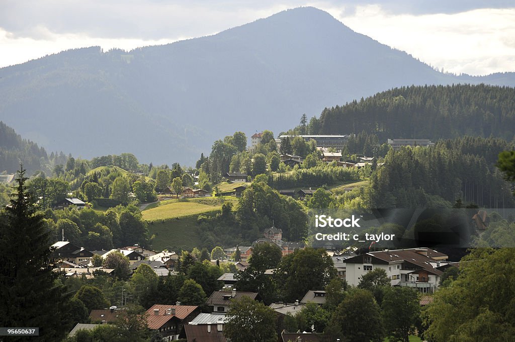 Kitzbuehel na Áustria - Foto de stock de Ajardinado royalty-free