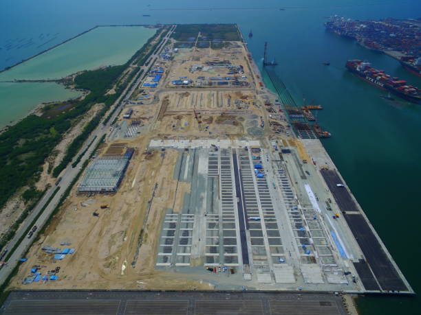 porto porto e beliches em construção na marinha. - industrial ship dock worker engineer harbor - fotografias e filmes do acervo