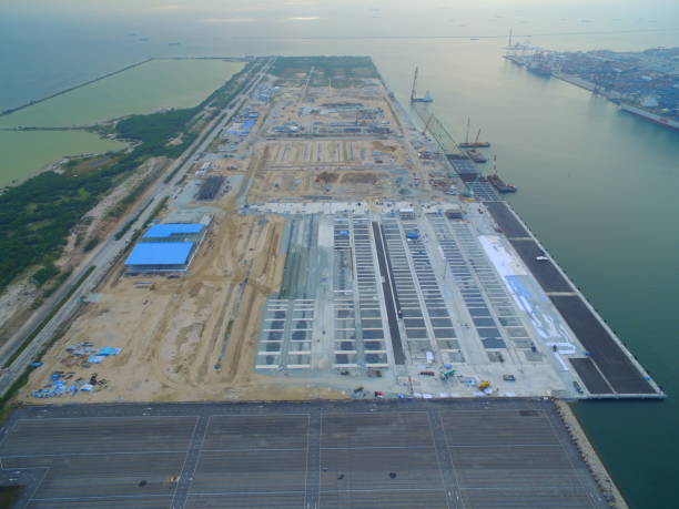 porto porto e beliches em construção na marinha. - industrial ship dock worker engineer harbor - fotografias e filmes do acervo