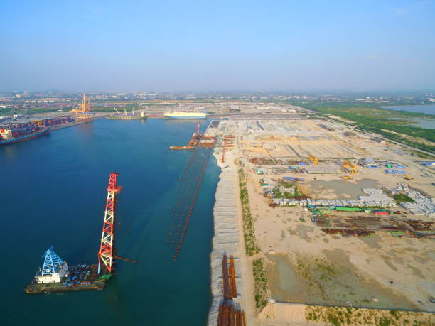 porto porto e beliches em construção na marinha. - industrial ship dock worker engineer harbor - fotografias e filmes do acervo