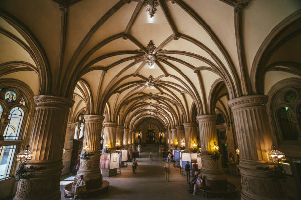 vue intérieure de la célèbre belle rathaus mairie bâtiment. hambourg, allemagne - hamburg town hall photos et images de collection