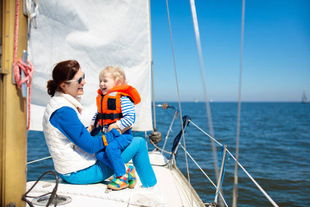 żeglarstwo rodzinne. matka i dziecko na jachcie żaglowym. - child outdoors bow horizontal zdjęcia i obrazy z banku zdjęć