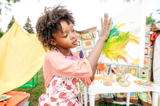 istock Outdoor art lesson for kids 956532084