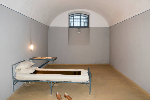 감방 - bed table prison prison cell 뉴스 사진 이미지