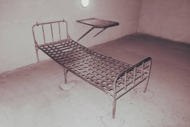 감방 - bed table prison prison cell 뉴스 사진 이미지