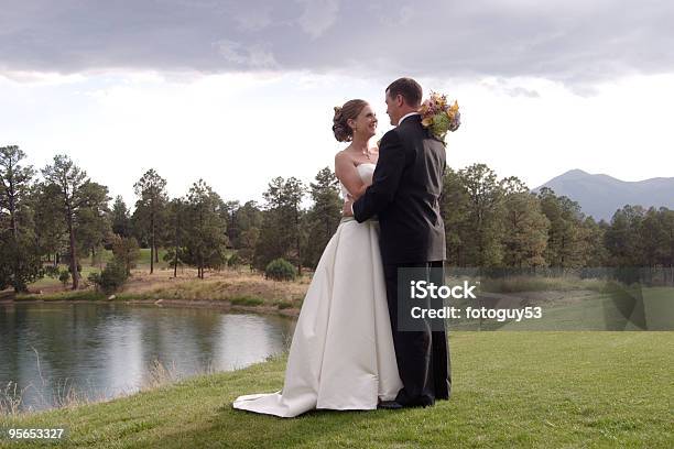 Matrimonio Foto Di Una Giovane Coppia - Fotografie stock e altre immagini di Romanticismo - Concetto - Romanticismo - Concetto, Abbigliamento formale, Amore