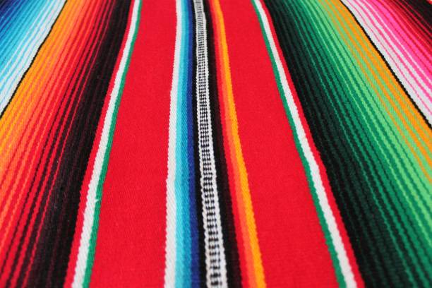 판 쵸 배경 멕시코 멕시코 친 코 데 마요 축제 복사 공간, - mexico blanket textile market 뉴스 사진 이미지