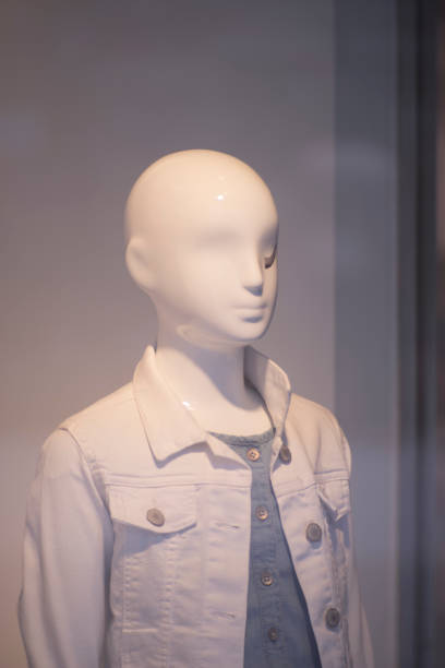 婦人服レディース ショップ ウィンドウは、ファッショナブルな現代服を着て mannquins ダミーを格納します。 - mannequin clothing window display fashion ストックフォトと画像