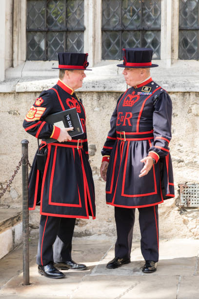 Beefeaters at the Tower of London London, UK - 7th June 2017: Yeomans Guards, or Beefeaters, in conversation at the Tower of London. Formed in Tudor times, these guards have protected the monarch and Tower for over five centuries. elizabeth i of england photos stock pictures, royalty-free photos & images