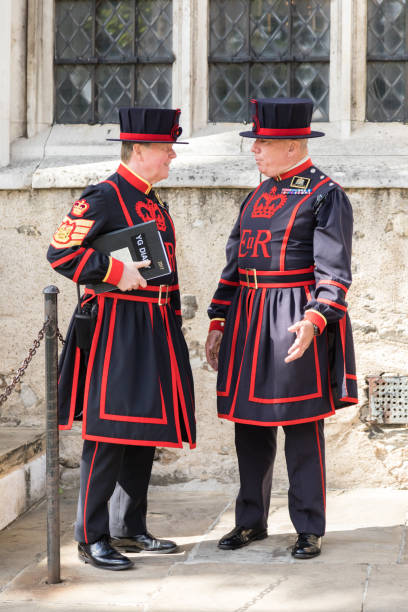 beefeaters na torre de londres - london england honor guard british culture nobility - fotografias e filmes do acervo