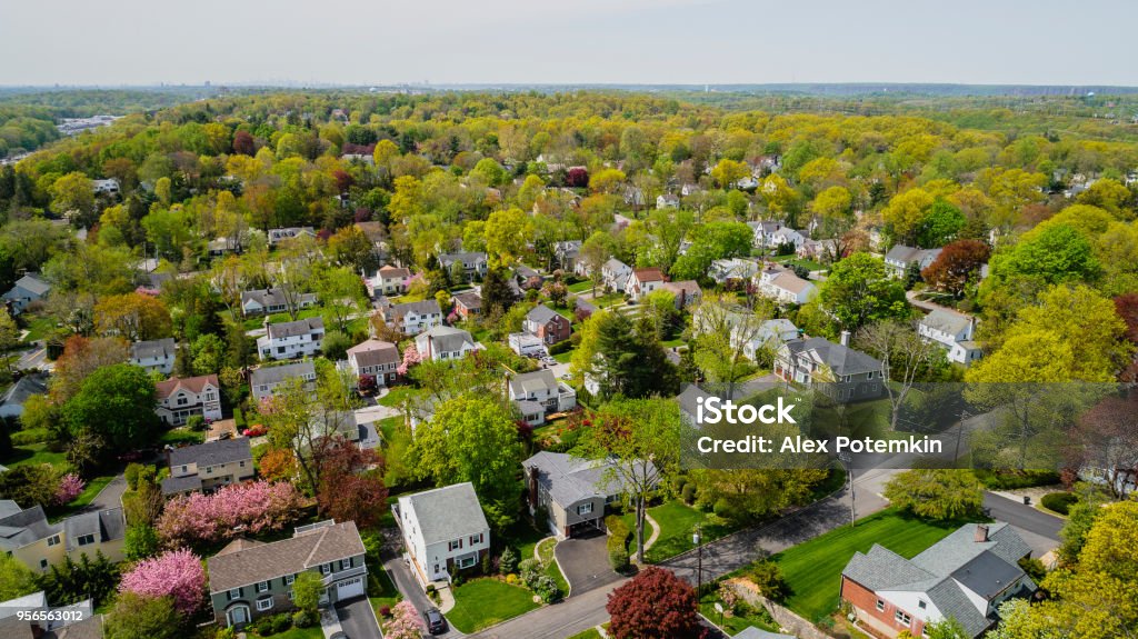 La vista aerea panoramica della città di Scarsdale, Westchester County, New York State, USA, nella giornata di sole primaverile. - Foto stock royalty-free di Quartiere residenziale