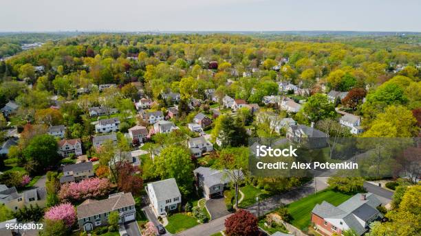 La Vista Aerea Panoramica Della Città Di Scarsdale Westchester County New York State Usa Nella Giornata Di Sole Primaverile - Fotografie stock e altre immagini di Quartiere residenziale