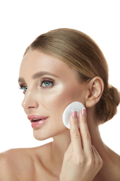 istock Closeup Sexy Female Face With Cotton Pad, Removing Makeup 956563786
