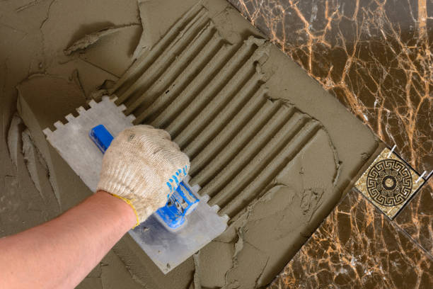 istock Close-up of a master's hand that makes furrows in a glutinous solution 956571462