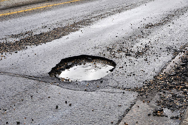 road de daños - road street thoroughfare hole fotografías e imágenes de stock