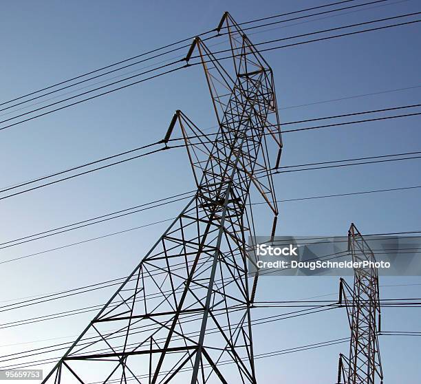 Strommasten Stockfoto und mehr Bilder von Aufnahme von unten - Aufnahme von unten, Blau, Elektrizität