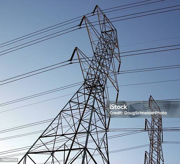 Foto de Levou A Melhor Sobre Postes De Electricidade e mais fotos de stock de Azul - Azul, Cabo de alta-tensão, Conexão