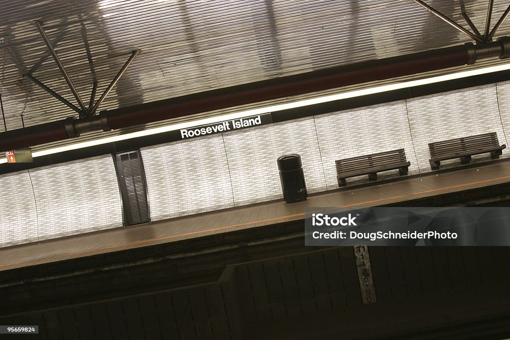 Roosevelt Island Stazione della metropolitana - Foto stock royalty-free di Binario della stazione della metropolitana